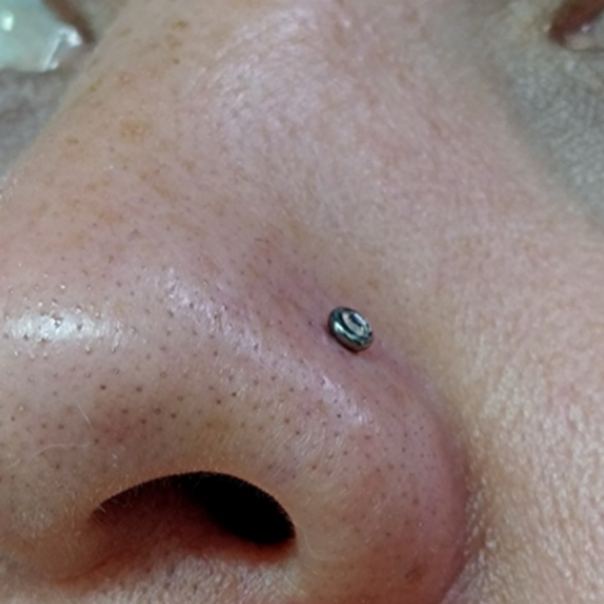 Perforación con cristal blanco 3mm TITANIO prof