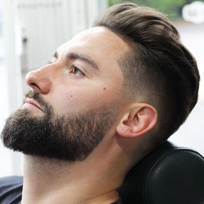 Coupe homme avec taille de barbe dégradée