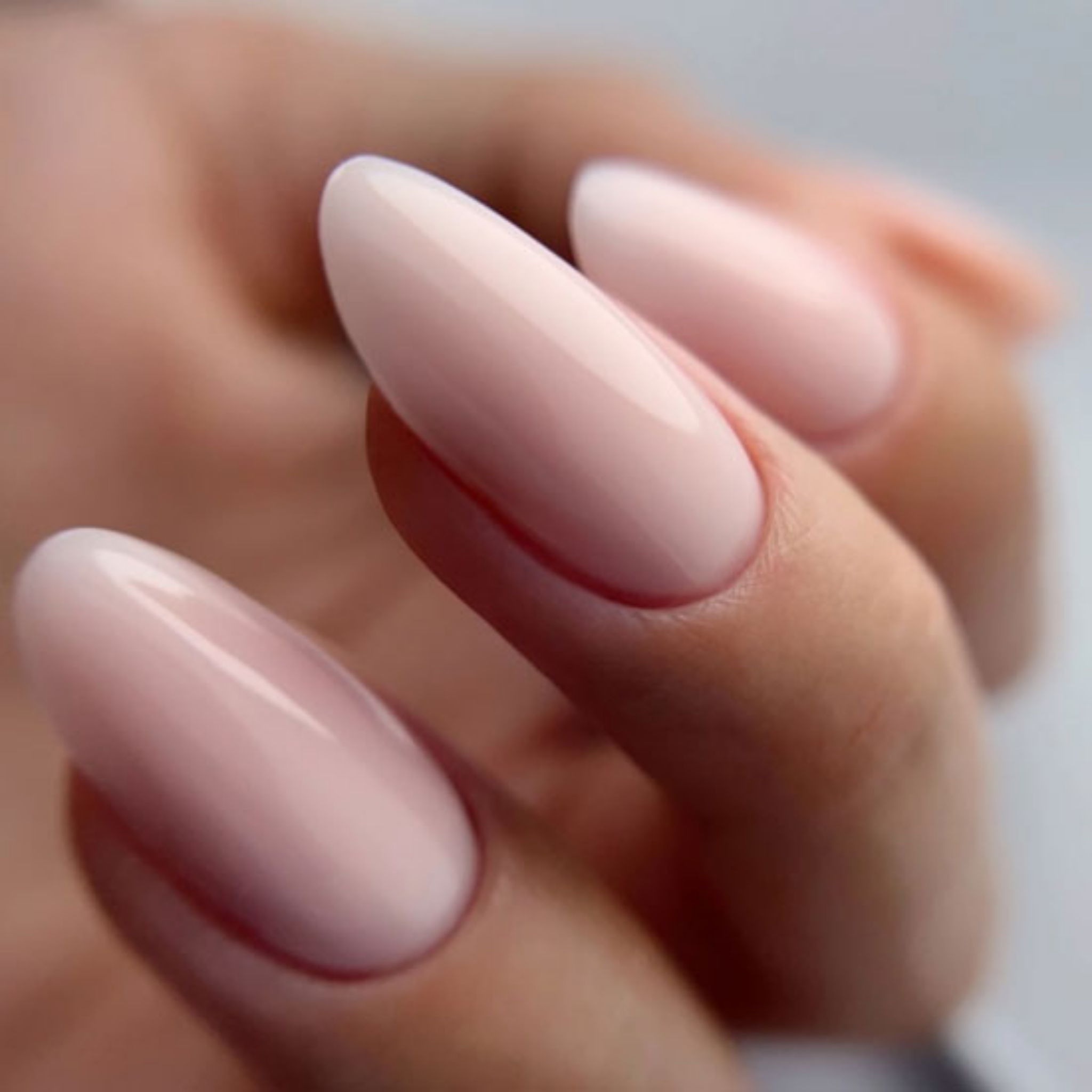 Gel sur ongles naturels (longueur moyenne couleur rose naturel)