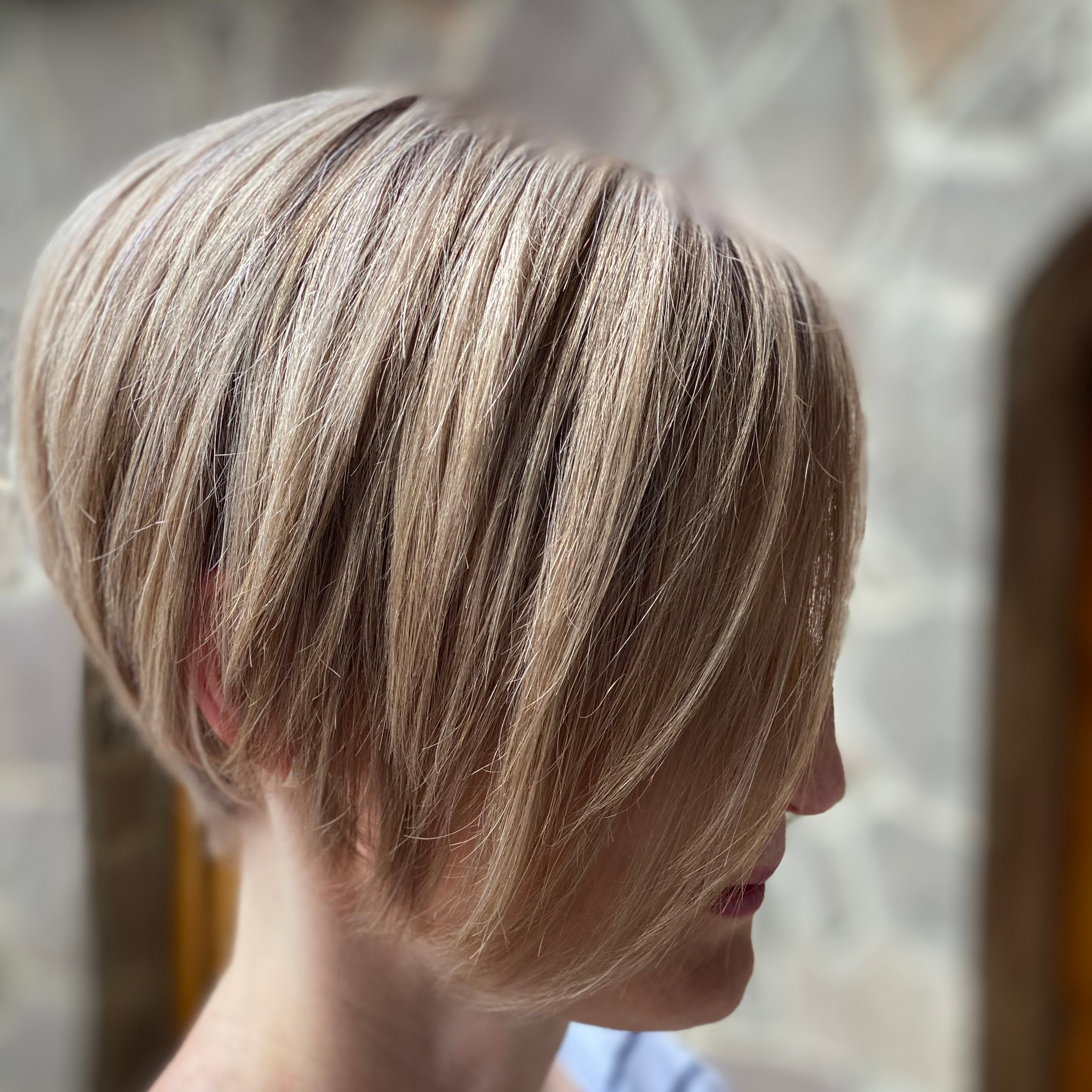 Blond barva + dámský střih, foukaná