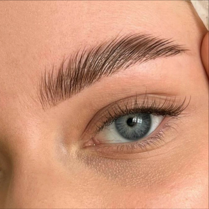 Brow Lift + Restructuration & Décoloration (sans épilation)