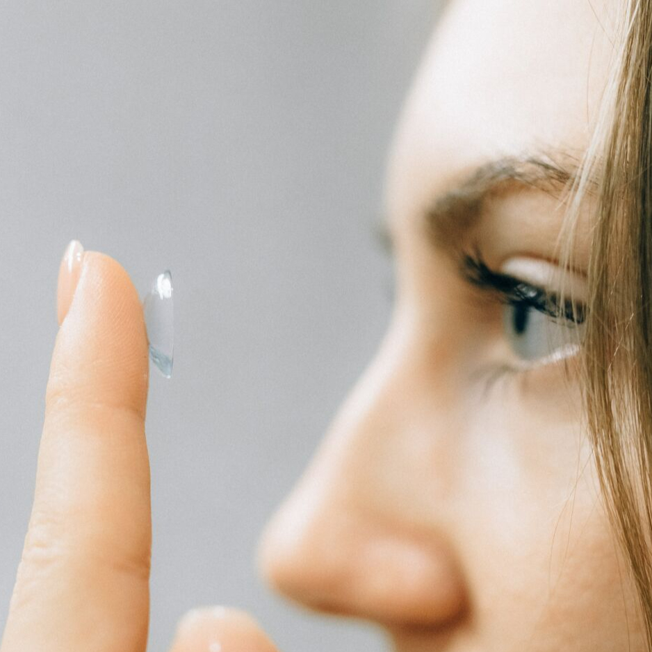 Kontaktné šošovky - aplikácia