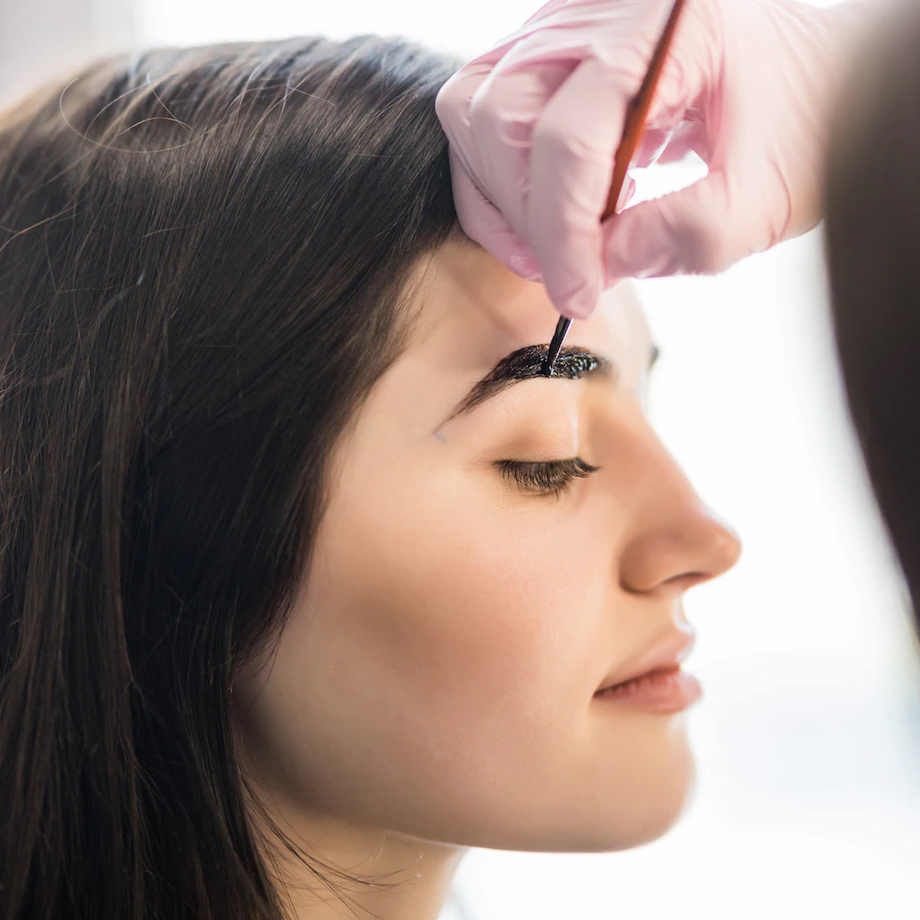 Barvení a úprava obočí