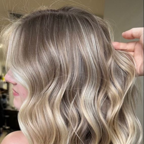 Shampoing + couleur raçine + coupe + brushing ( lisse à ondulé )