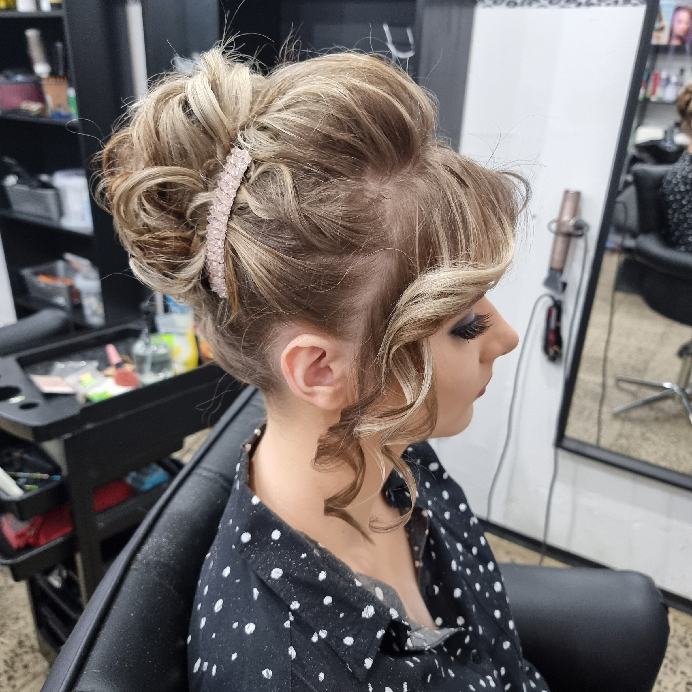 Společenský a svatební účes