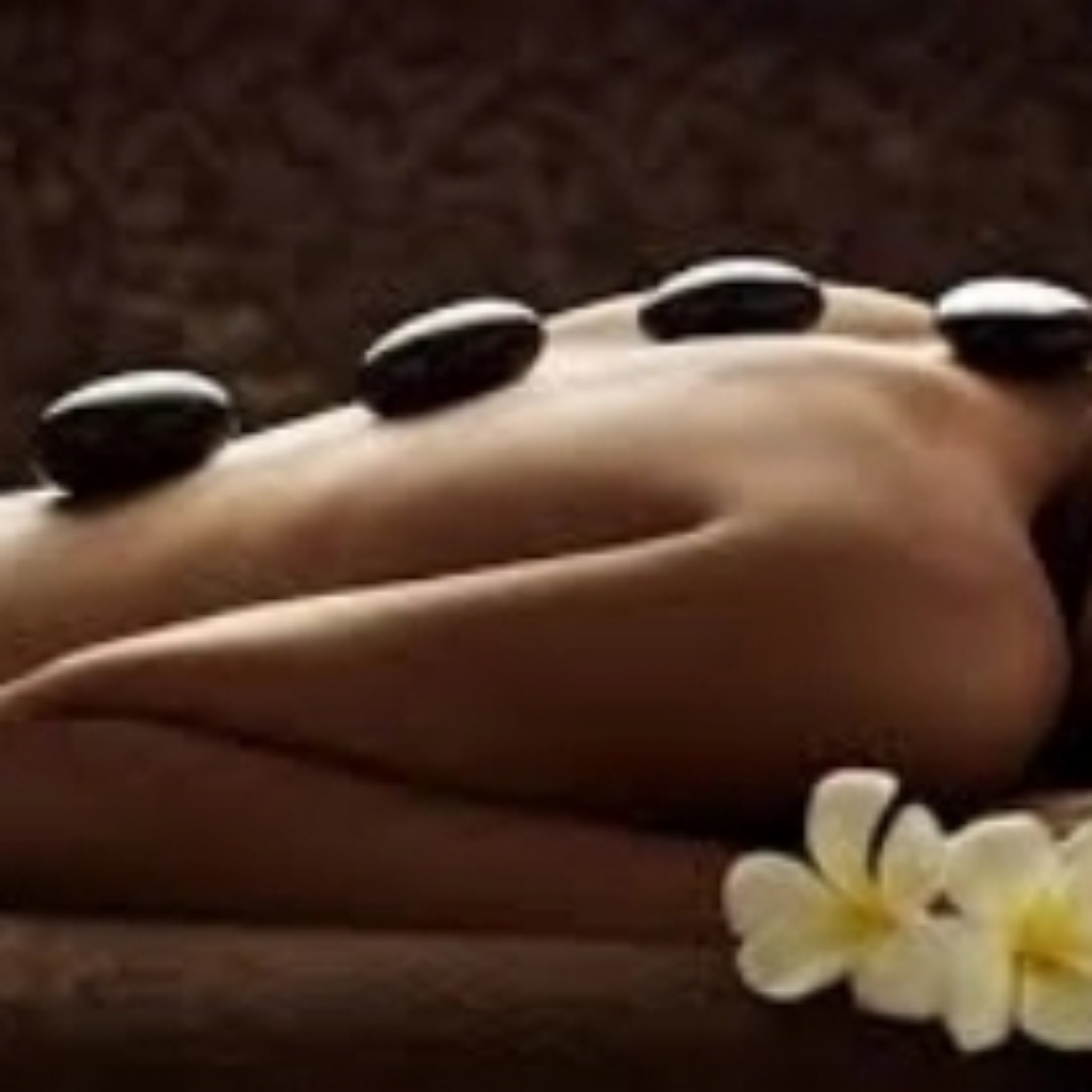 MASSAGE PIERRES CHAUDES OU FROIDES