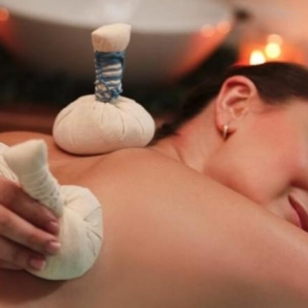 Massagem com pindas chinesas