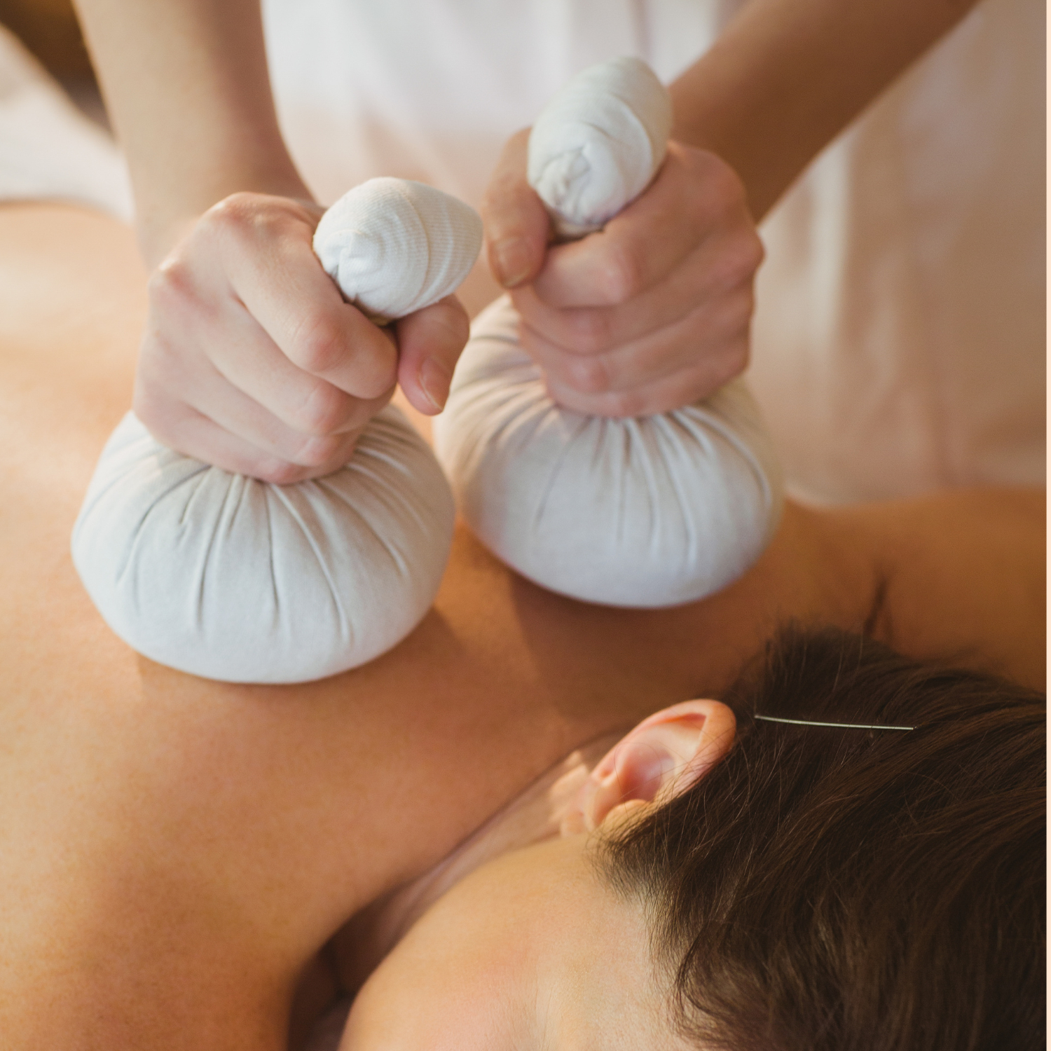 Masáž zad, šíje a rukou s bylinným měšcem 60 minut