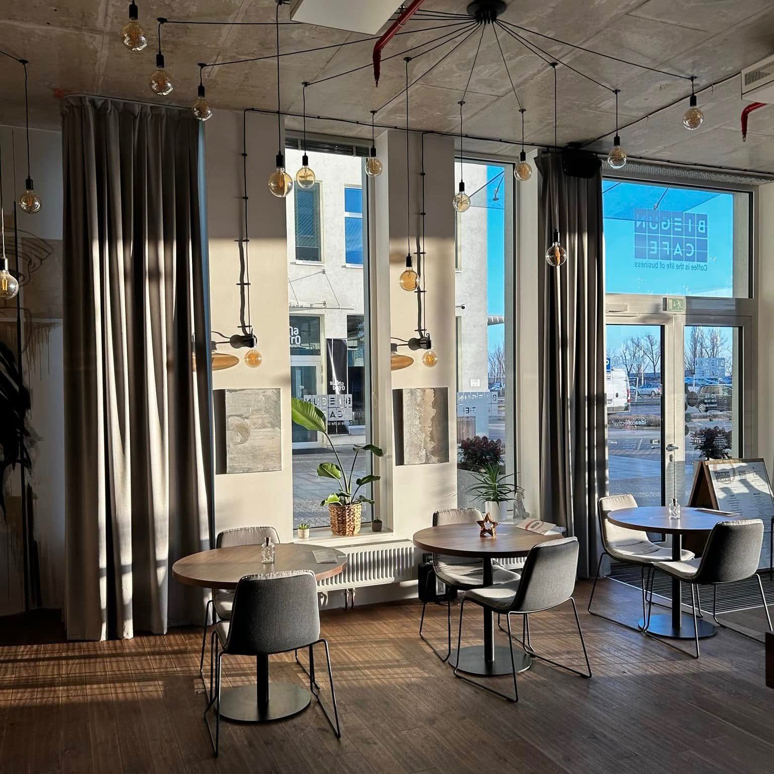 Rezervace stolu pro 2 osoby pohodlné židle s polstrováním