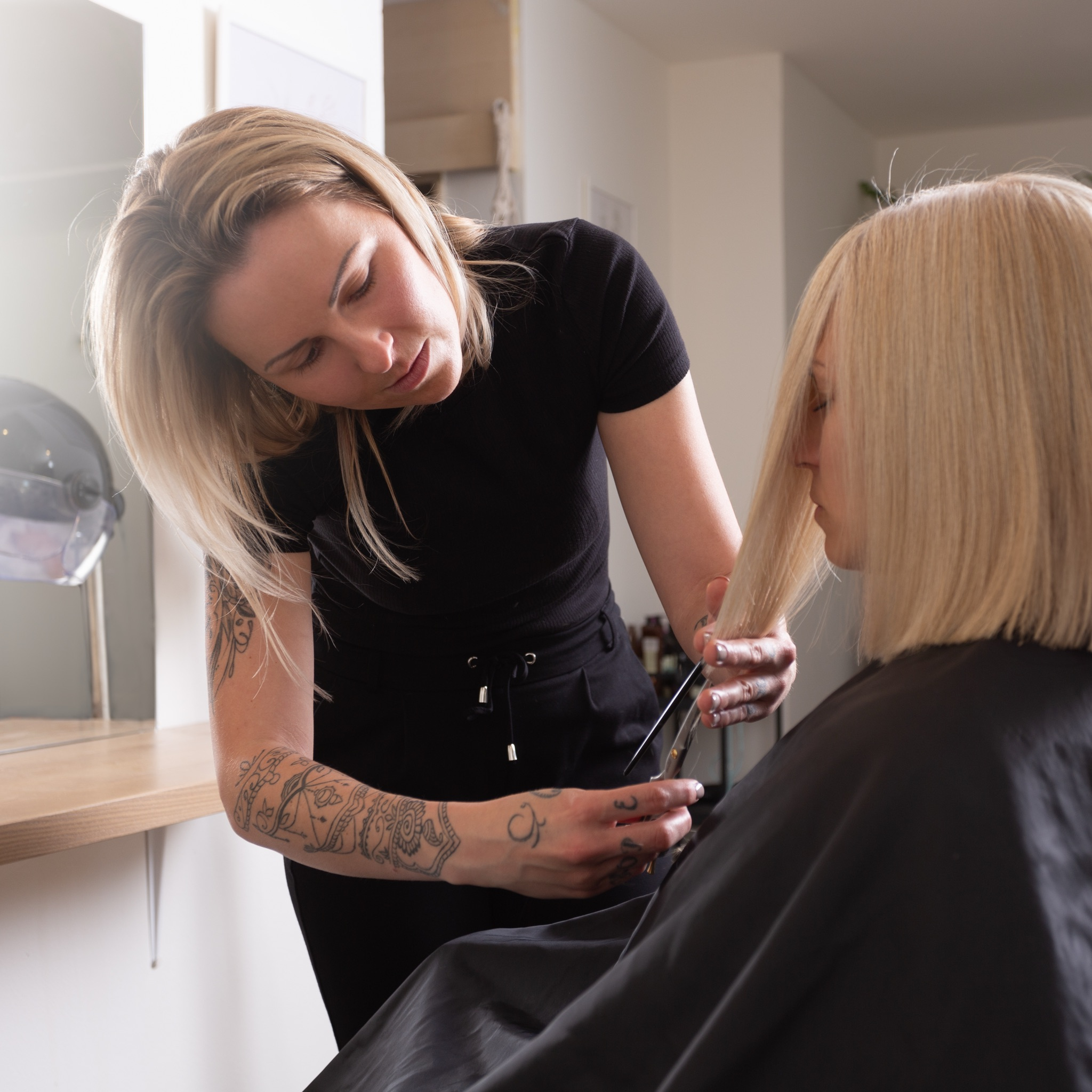 Střih polodlouhých vlasů