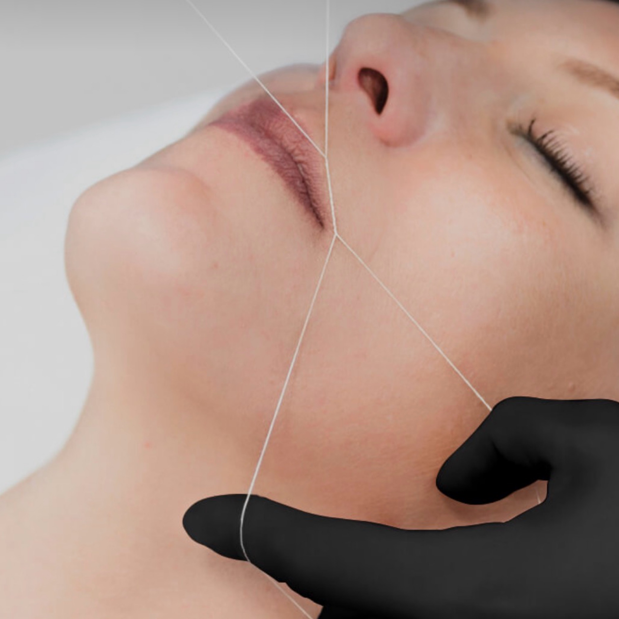 Depilación de labios con hilo