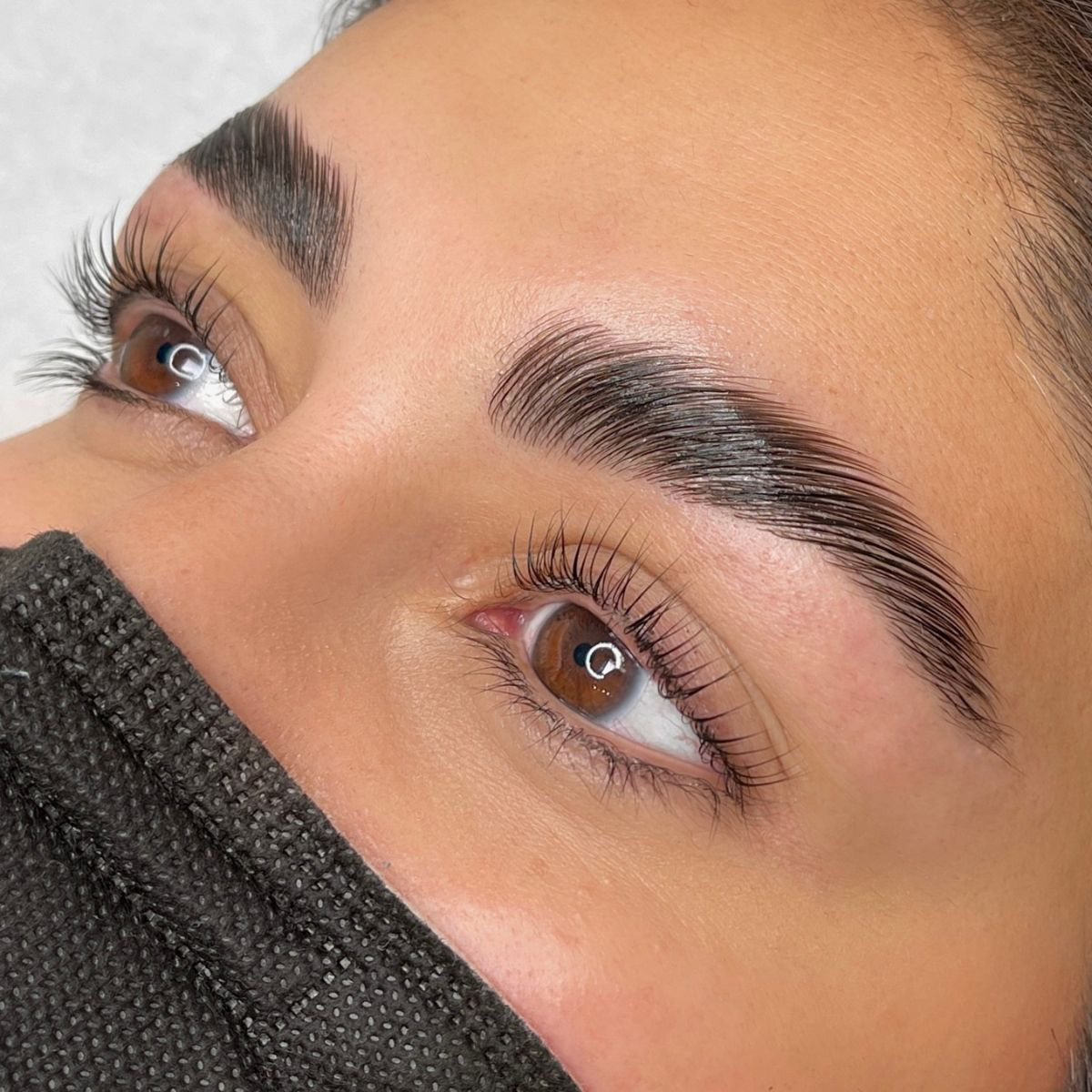 Brow lift + restructuration & épilation au fil