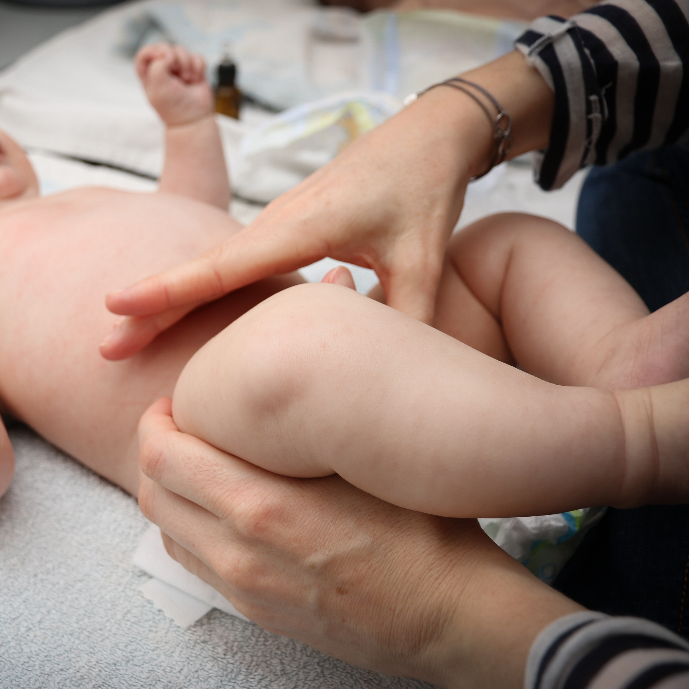 Apprendre à MASSER son BEBE à Domicile
