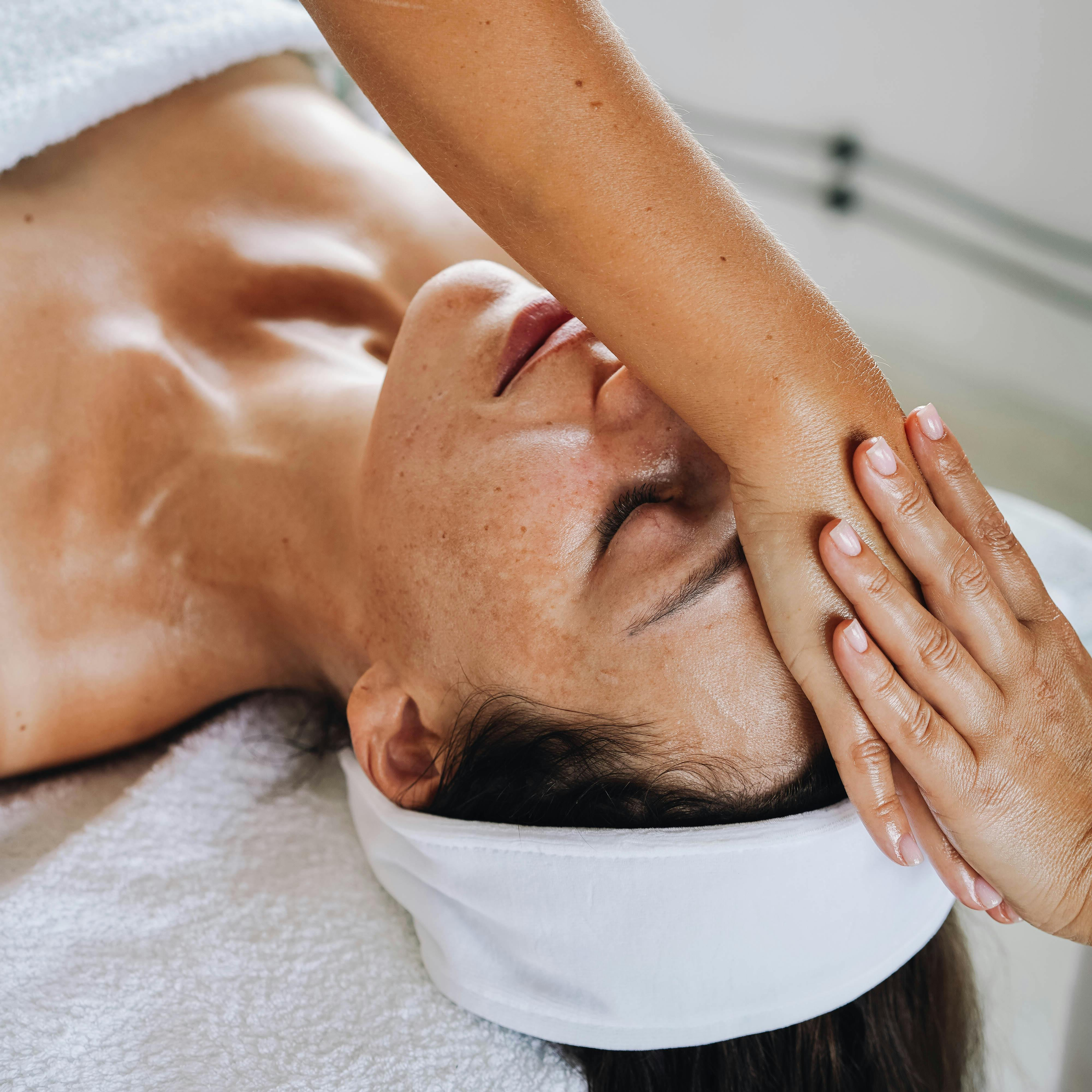 Liftingová masáž obličeje 60 minut (procedura s maskou)