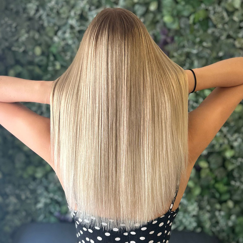 Kadeřnictví - Zesvětlení technikou Airtouch