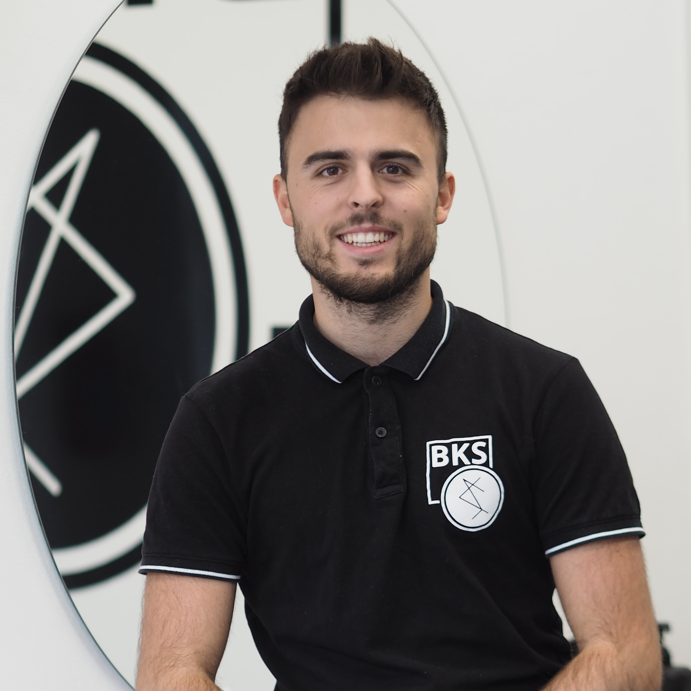 Střih vlasů+Úprava vousů/holení metodou"HOT TOWEL"(60-75 min)