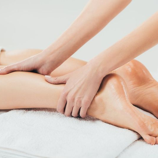 Masáž dolních končetin + hýždě