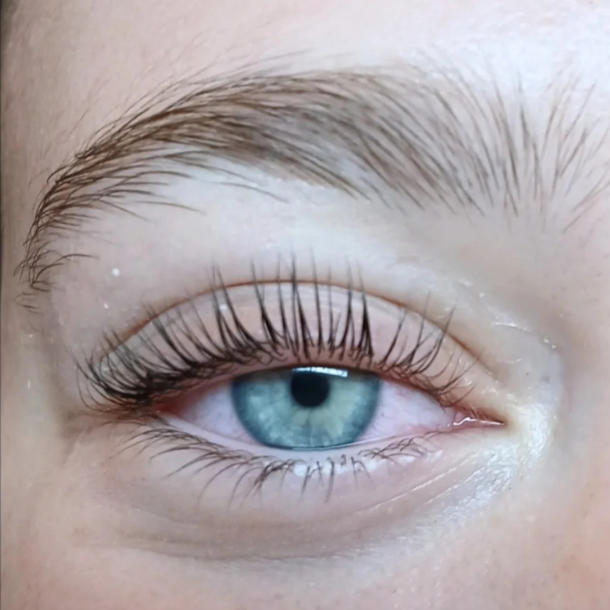 Réhaussement de cils, teinture et soin kératine