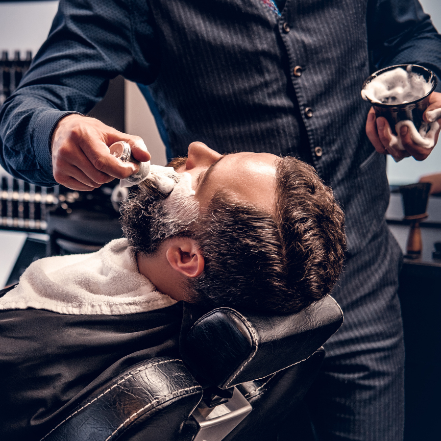 Hajvágás + Forró törölközős borotválás (Barber Treatment)