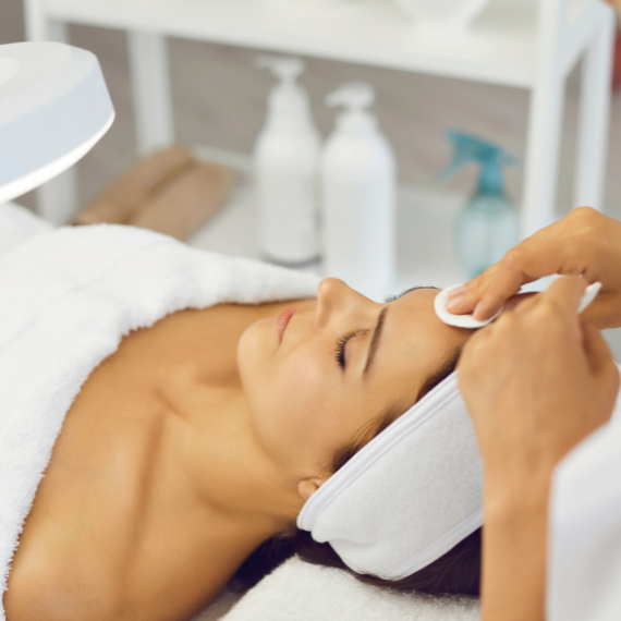 kompletní kosmetické ošetření pleti a dekoltu