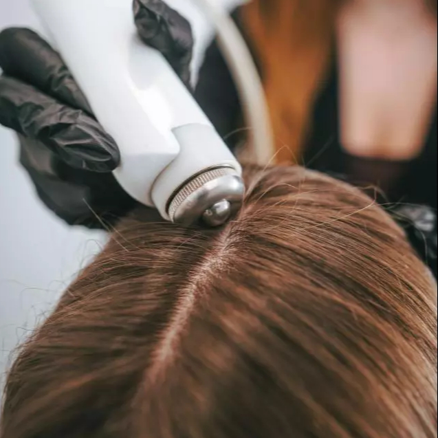 Čištění vlasové pokožky + ELEKTROPORACE sérem Neohair