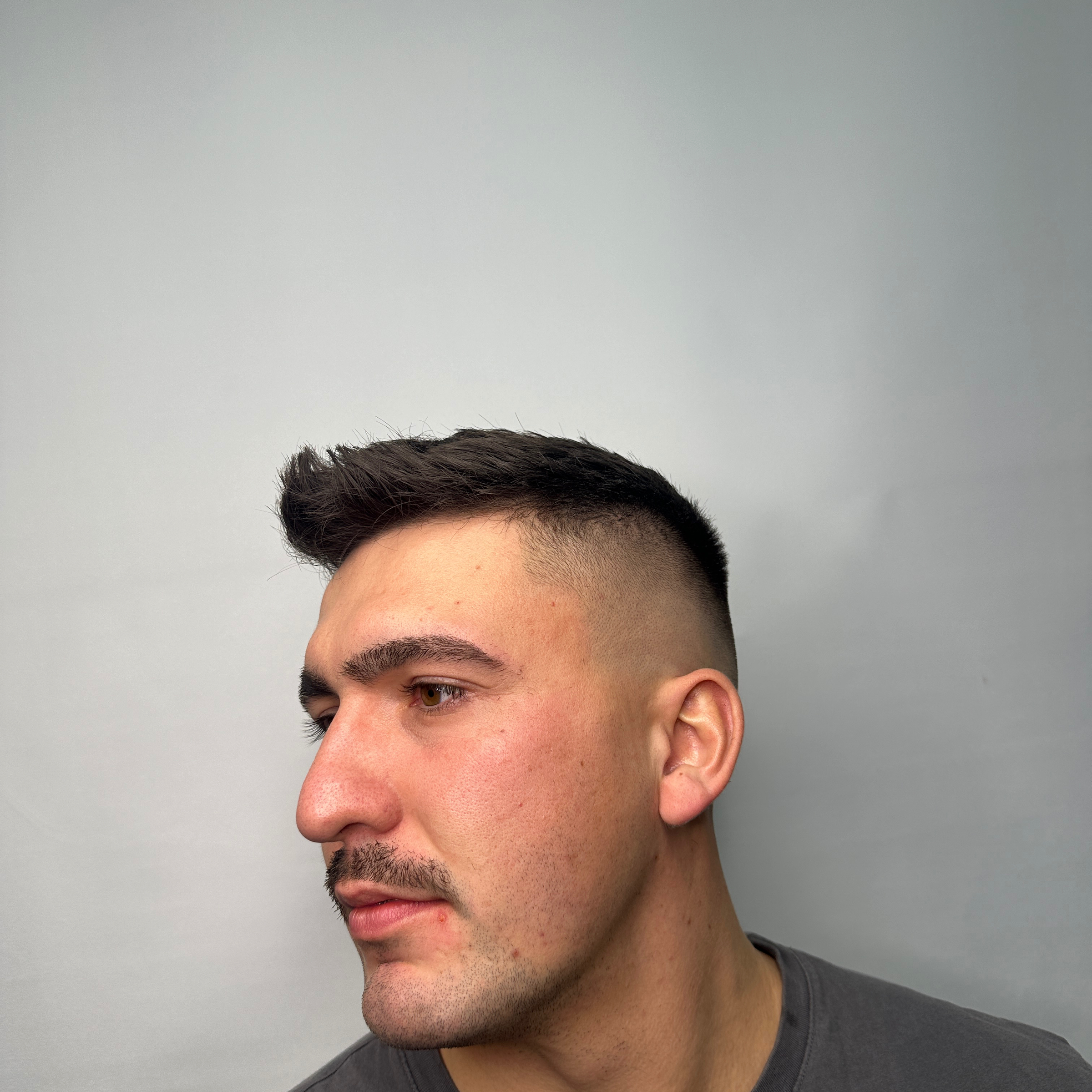 střih strojkem + úprava vousů