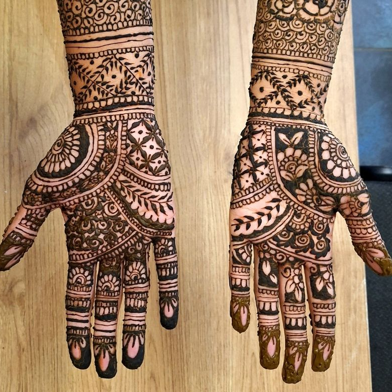 Hennázás két kézre részletes mintával / Henna design on both Han