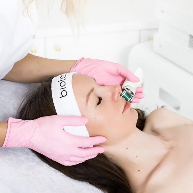 MIKROJEHLIČKOVÁNÍ OBLIČEJE A DEKOLTU