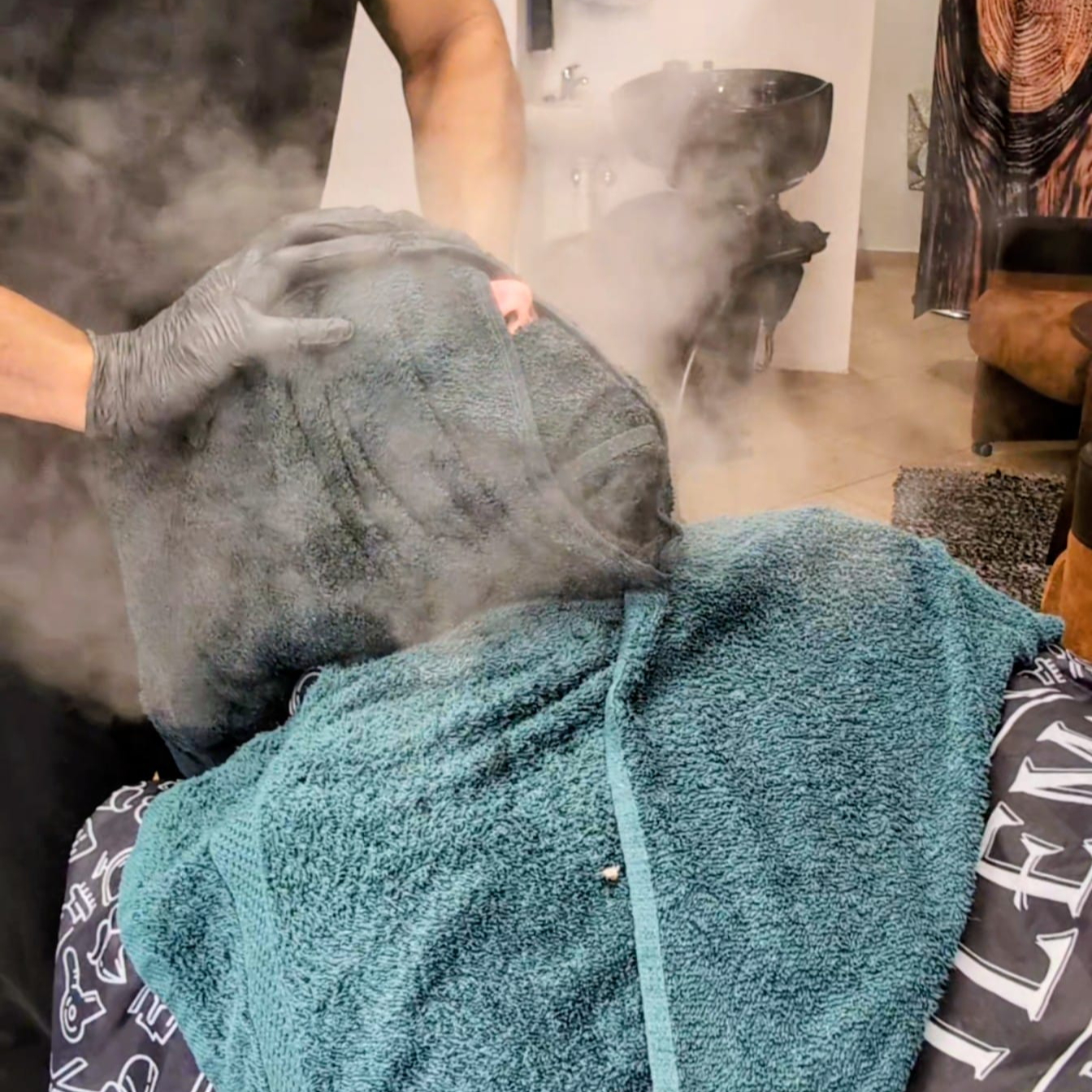 Kompletní Pánský Servis s Hot Towel – Střih, Vousy & Mytí