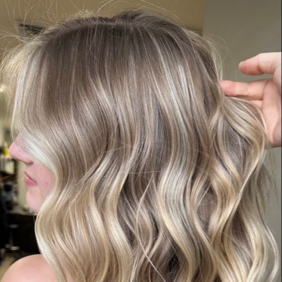 Shampoing + coupe + brushing ( lisse à ondulé )