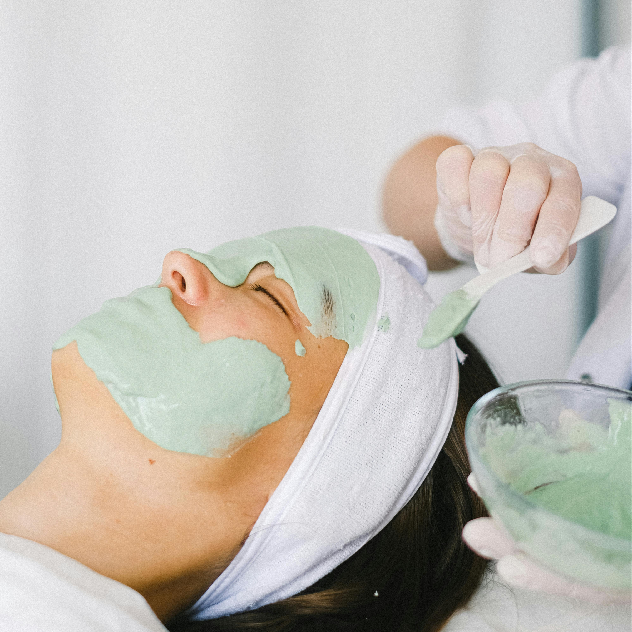 ANTI-AGING: Regenerační péče s liftingovou masáží (120 min)