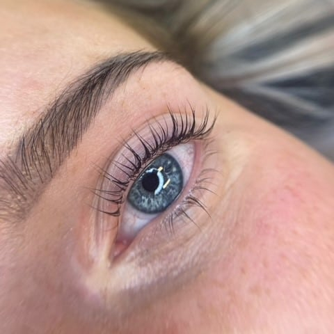 Lashlift met wimpers verven