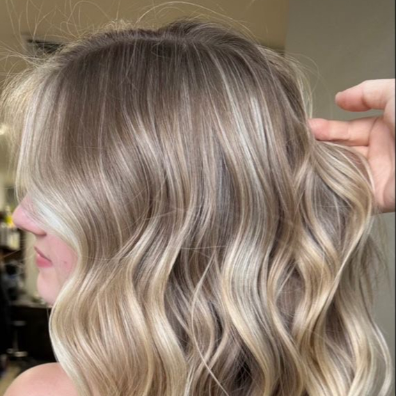 Shampoing + couleur raçine + brushing ( lisse à ondulé )