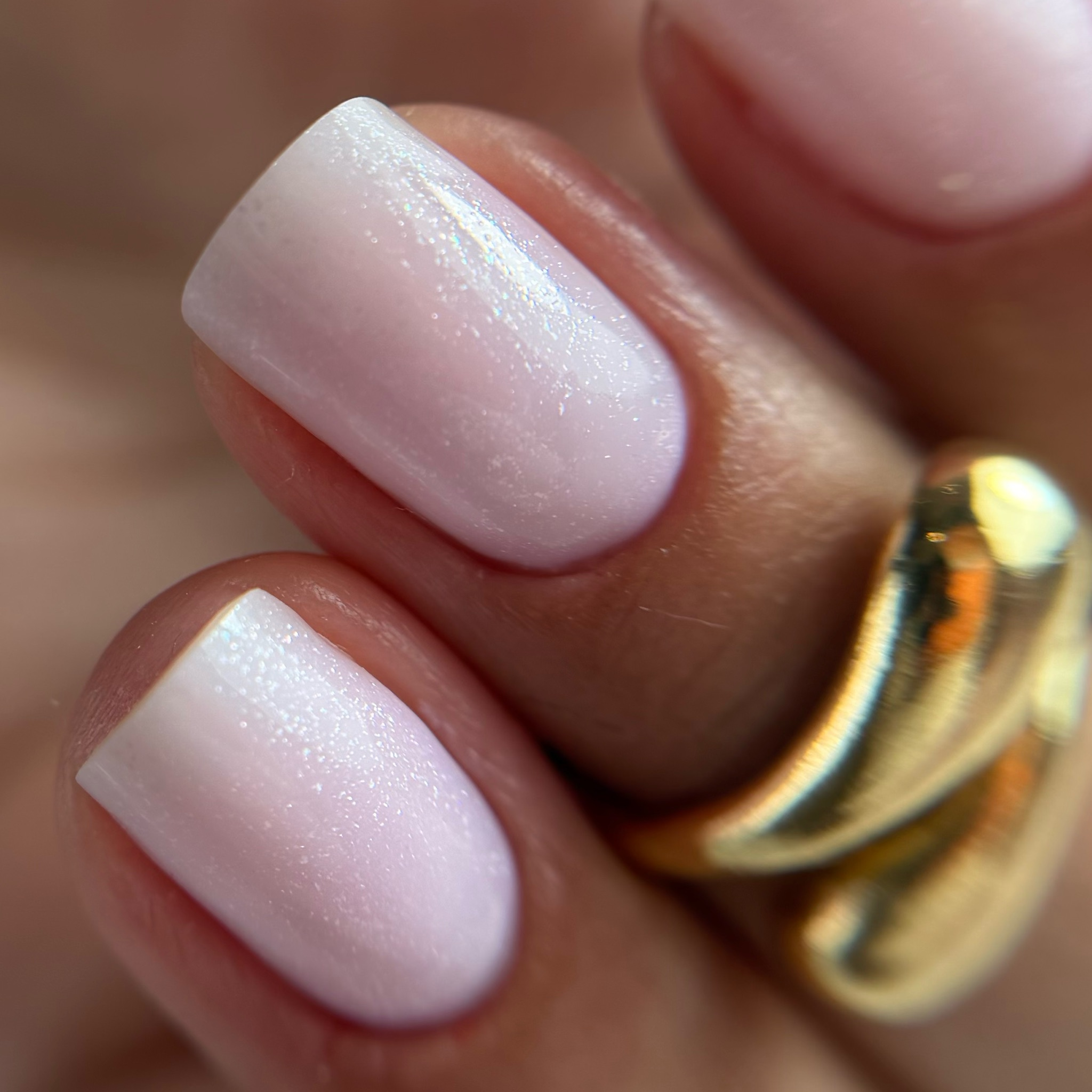 Manucure Russe + Gainage + Vernis Semi-Permanent