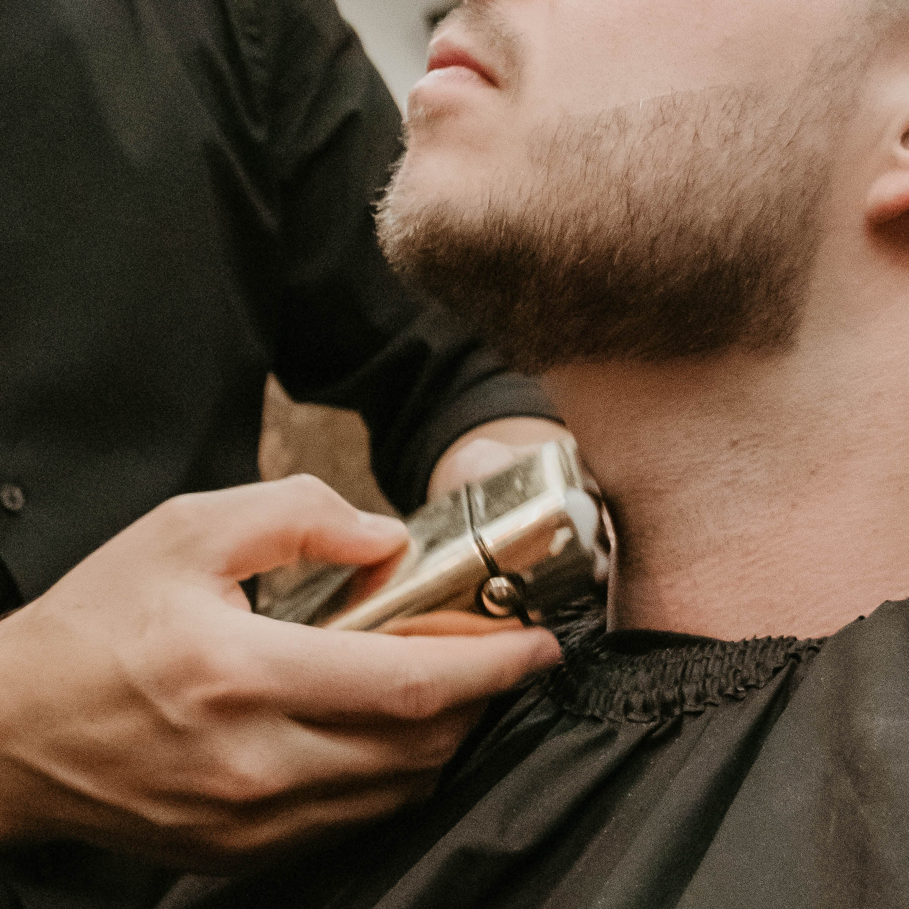 Klasické stříhání a úprava vousů "HOT TOWEL"