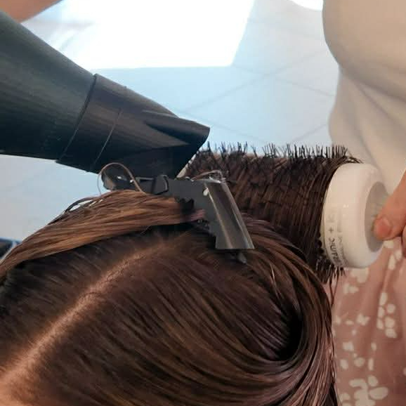 Foukaná polohlouhých vlasů s finální úpravou