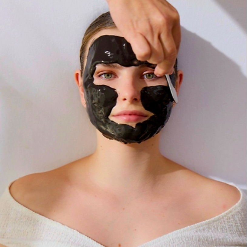 Acne-STOP Professional: Gesicht Behandlung mit schwarzen Schlamm