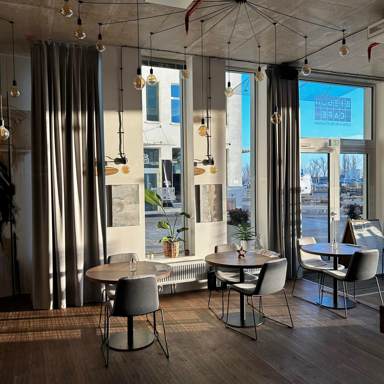 Rezervace stolu pro 2 osoby pohodlné židle s polstrováním