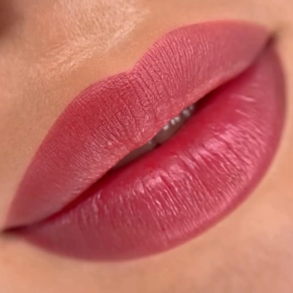 PMU akvarelové rty / lipstick efekt