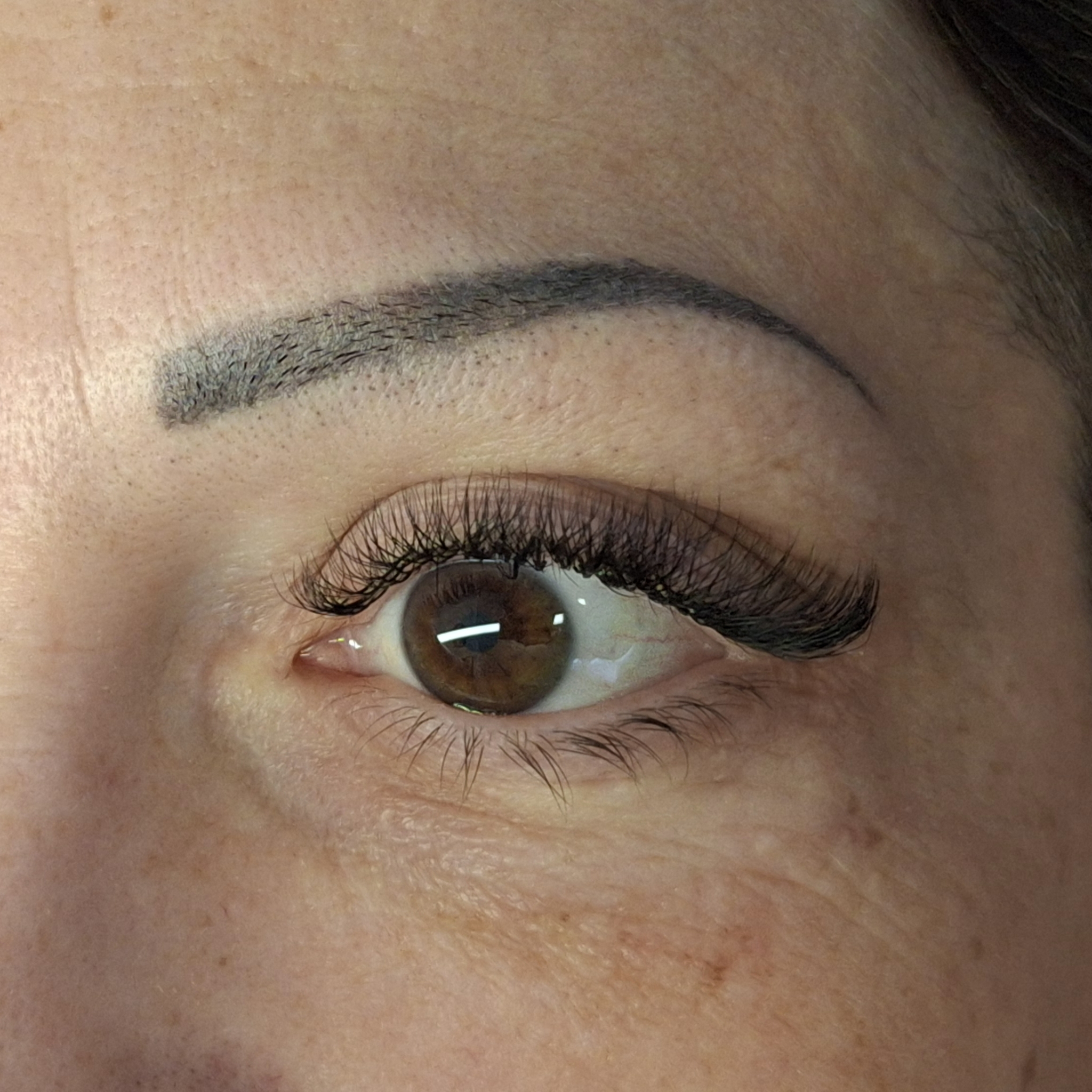 Première pose d'extensions de cils volume léger à moyen