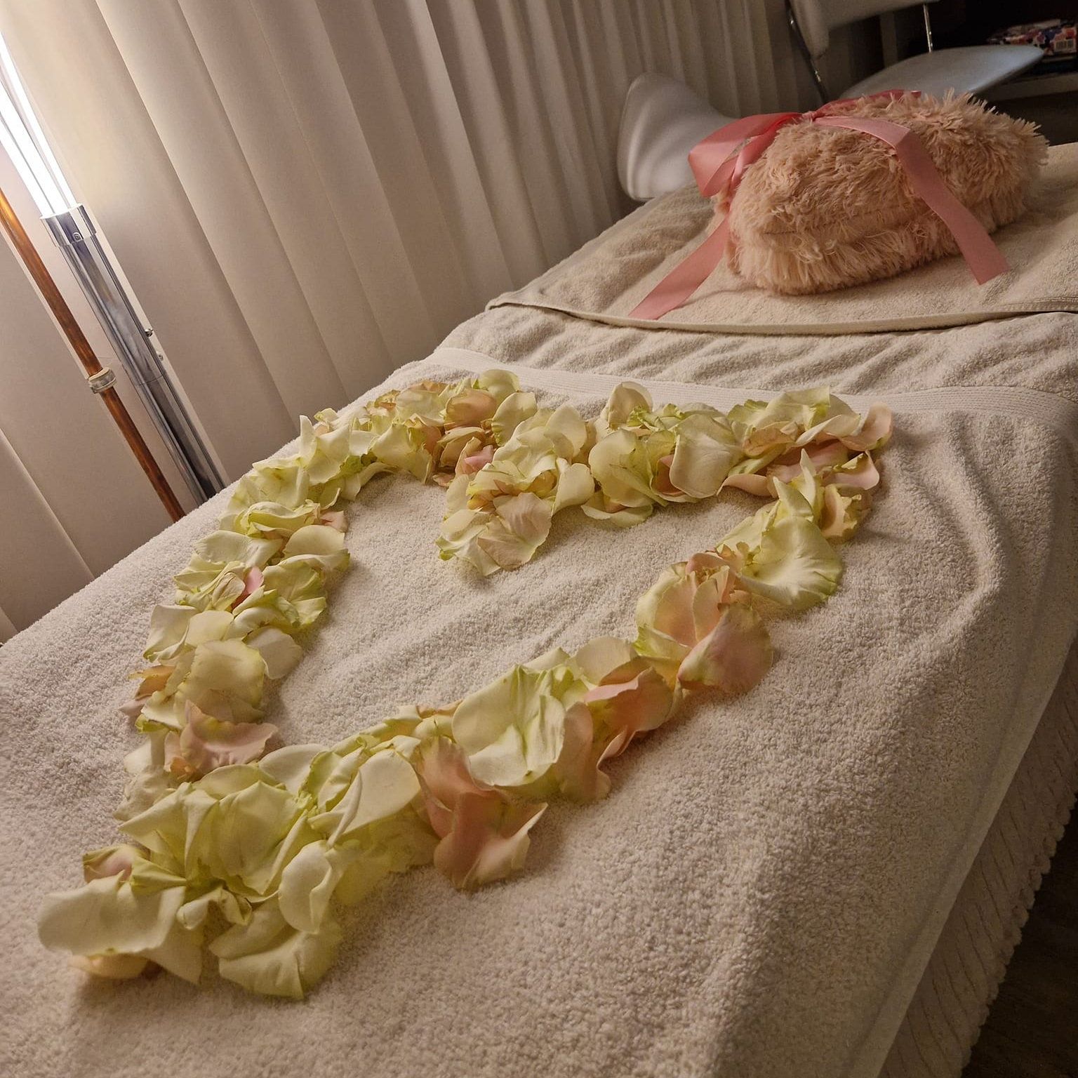 Něco navíc k masáži - Výzdoba květinová, kytice a pohoštění.