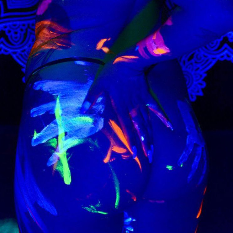 Neon Skin - Body to body 90 min