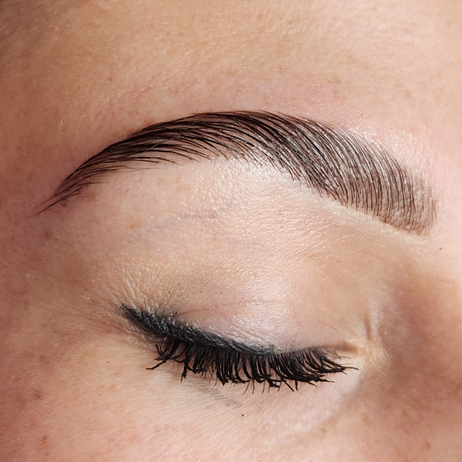 Teinture henné + épilation au fil et/ou pince