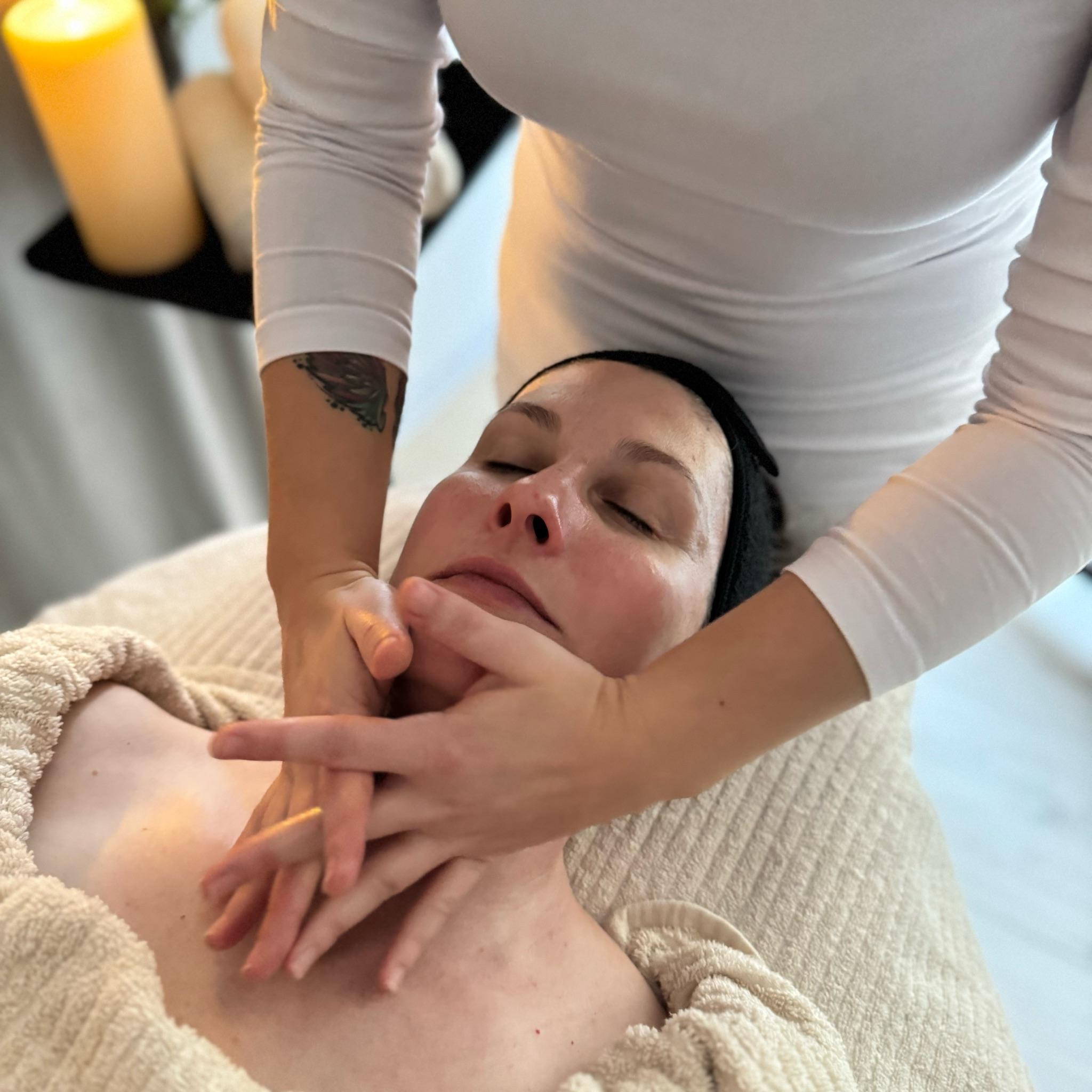 Masáž tváre krku a dekoltu