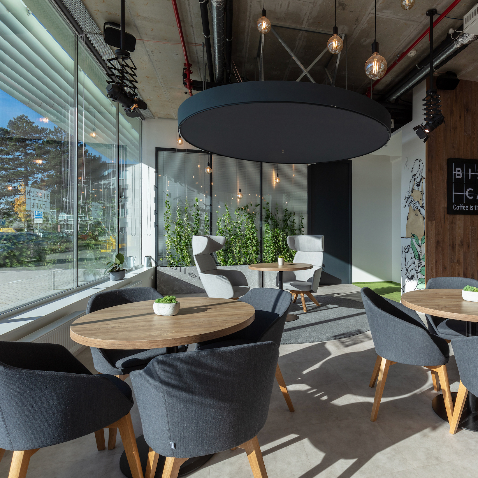 Rezervace stolu pro 4 osoby v malých křeslech