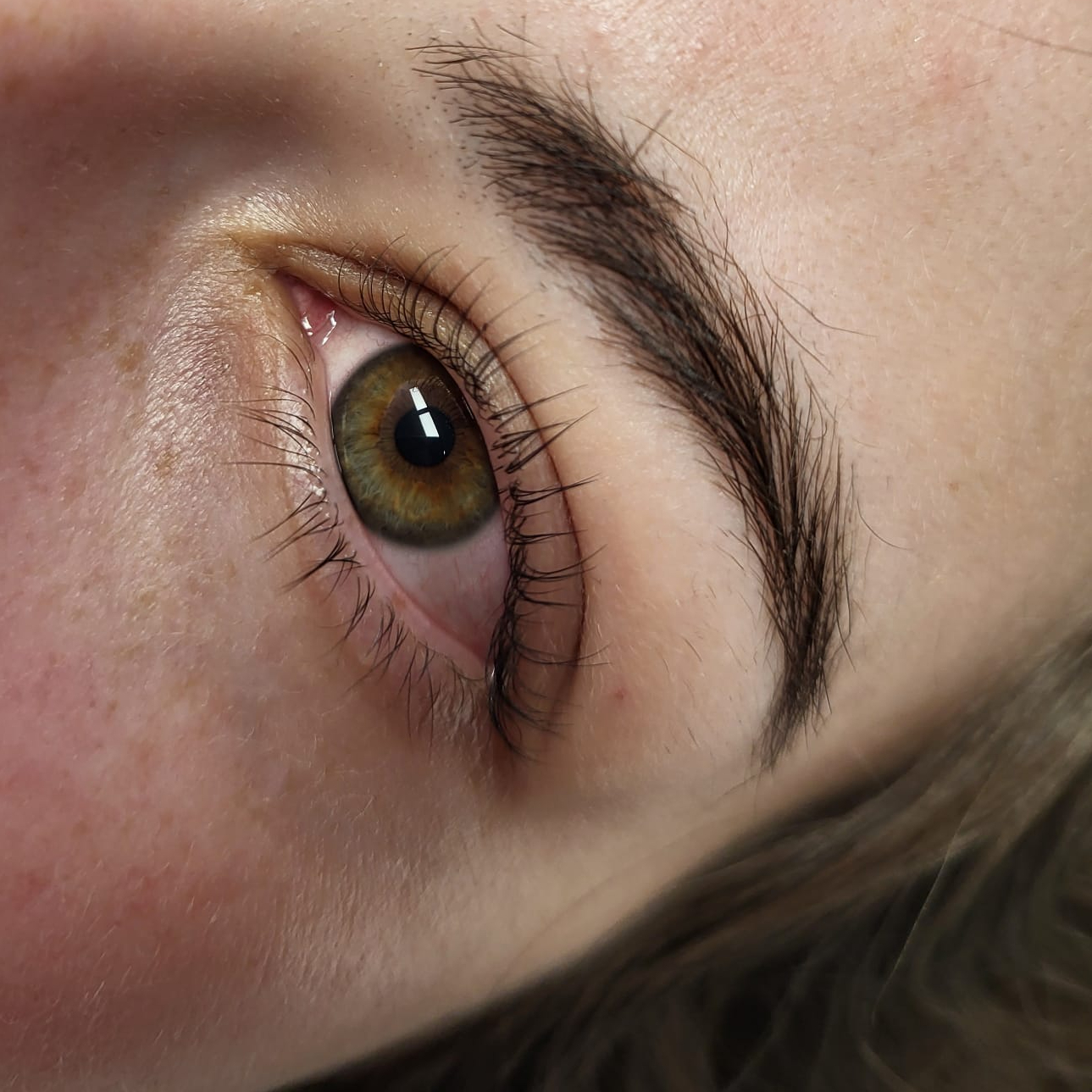 Úprava obočí pinzetou nebo voskem + barvení obočí