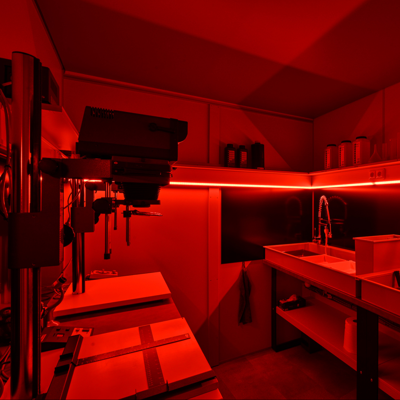 2 hodiny v temné komoře