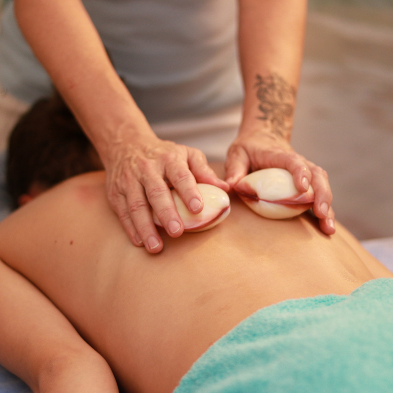 Masáž teplými morskými mušľami