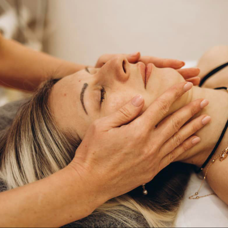 Massage du visage avec Ventouses