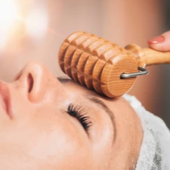 Obličejová maderoterapie